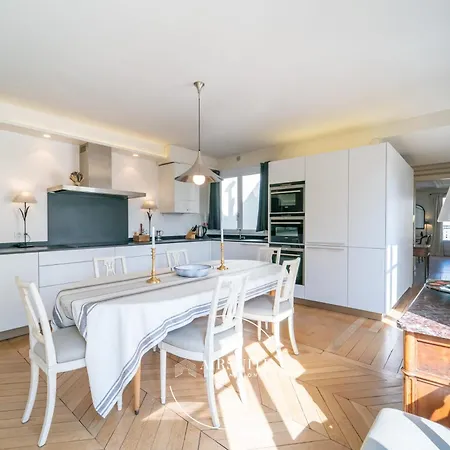 Luxury Trocadero Tranquility 1br By Airsuite Apartment